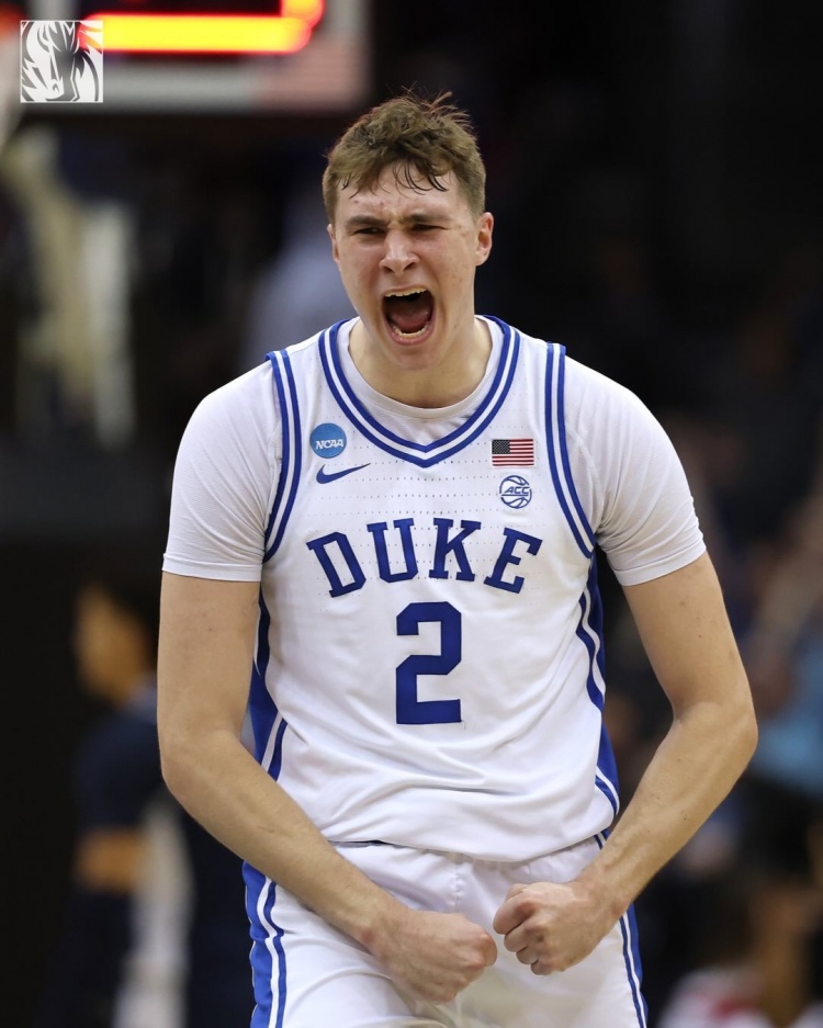 开云官网-疯狂三月来袭！独行侠晒出球员们大学时期帅照！