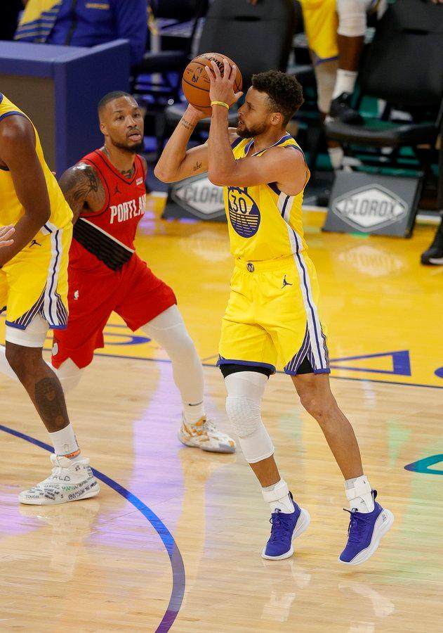 开云APP-库里疯狂砍分不忘防守：最佳防守阵容给我投一票？